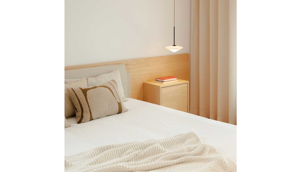 El modelo suspendido de Tempo crea una acogedora estancia en el dormitorio