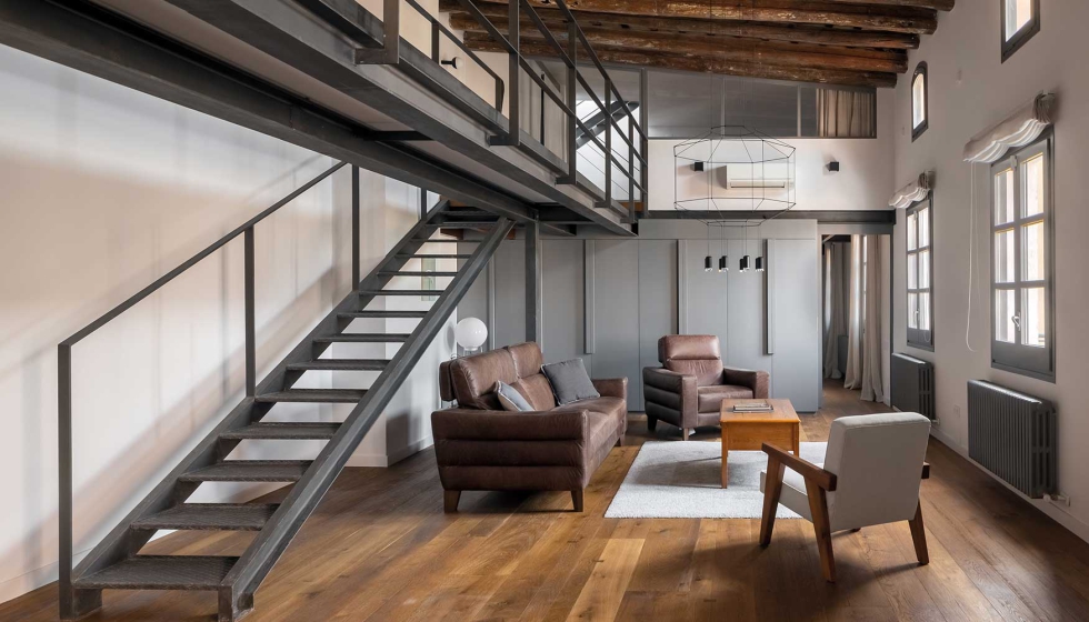 De estilo industrial, Gokostudio ha conseguido aportar calidez a esta vivienda en dos alturas