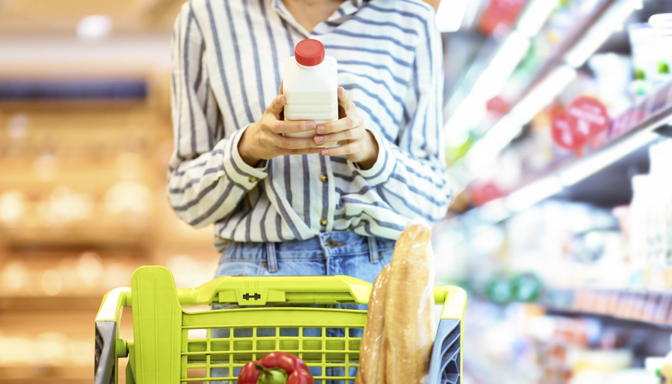 Una mujer consulta la etiqueta de un producto lcteo en un supermercado