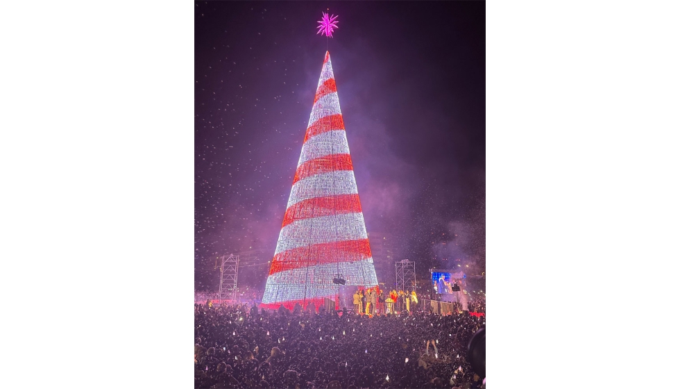 Detalle del espectacular rbol de luces LED con el que Badalona quiere conmemorar la Navidad y que cont con la asistencia masiva de ms de 50...