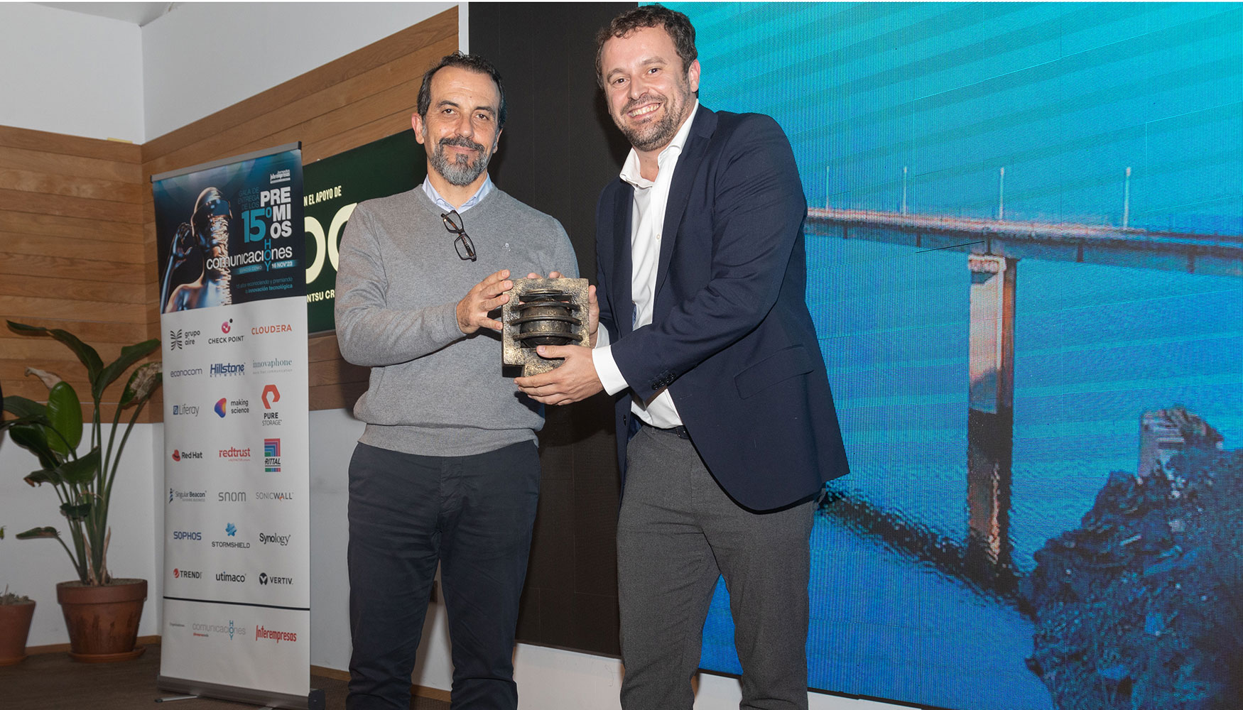 Recogi el premio Borja Gmez Zarceo, responsable de soluciones IoT de Smart Metering de Telefnica Tech, que le hizo entrega Ignacio Prieto...