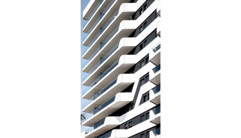 Detalle de la fachada que incorpora paneles GRC curvo