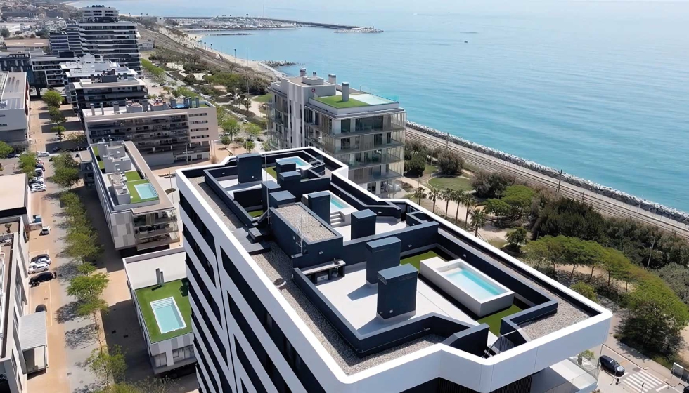 Vista de la azotea de este edificio singular en la costa barcelonesa