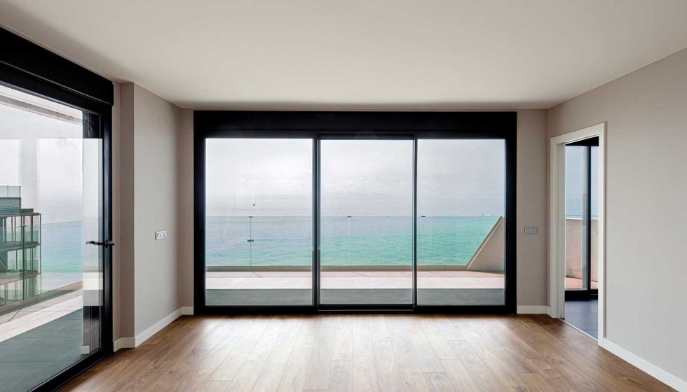 Interior de una de las viviendas, con grandes vistas al mar y amplias estancias con luz natural