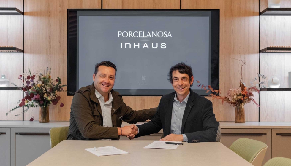 Manuel Rubert, director nacional de Tiendas en Porcelanosa Grupo, y Rubn Navarro, CEO de Casas Inhaus, durante la firma del acuerdo...