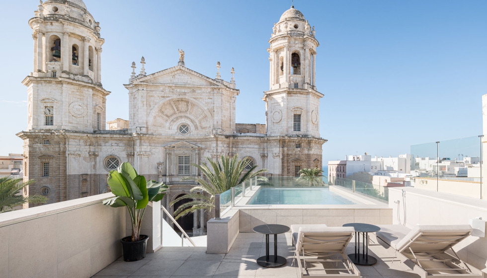 Espectacular vista a la Catedral de Cdiz desde la terraza del reformado Hotel Olom. Foto: Juanca Lagares