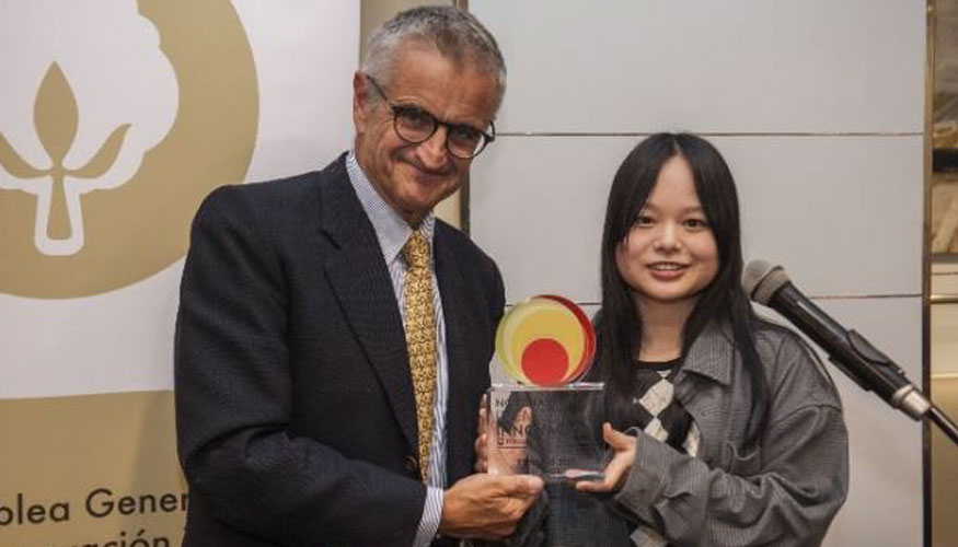 El expresidente de AITPA, Javier Morillo, entrega el 2 premio al Talento Joven a Li Zhuo