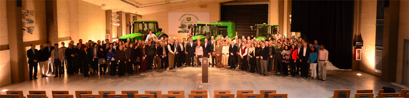 Foto de familia de todos los empleados de la unidad comercial, fbrica y John Deere Credit con altos directivos