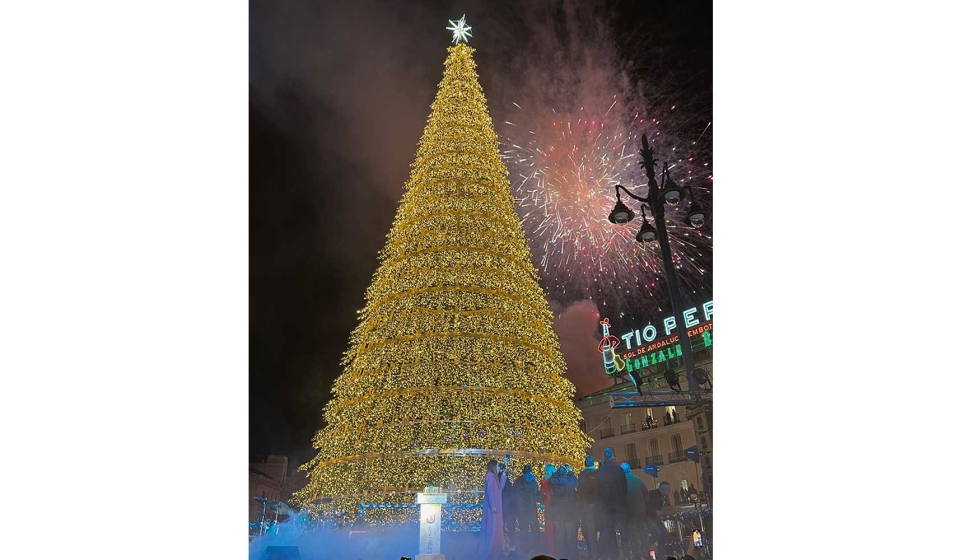 El impresionante abeto de Puerta del Sol ha sido el km0 de la Navidad en Madrid...