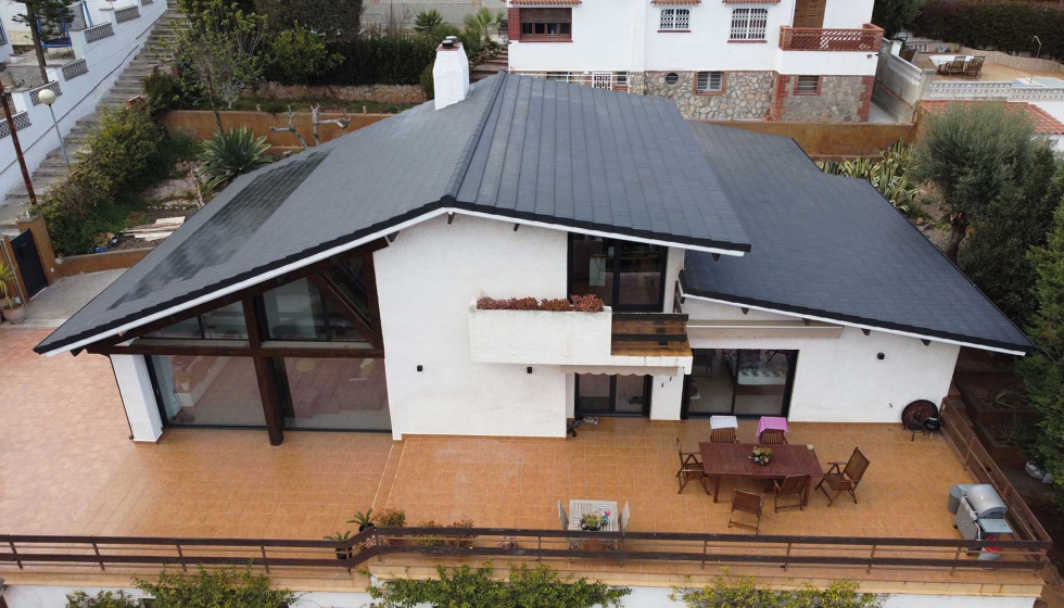Las tejas solares integradas en tejados son una de las soluciones ms innovadoras del mercado