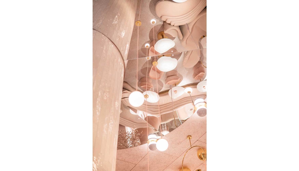 Reflejo del mobiliario y la iluminaci�n en el espejo del techo