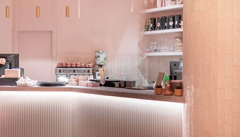 En este establecimiento no solo el mobiliario, las luminarias y las paredes son rosas...