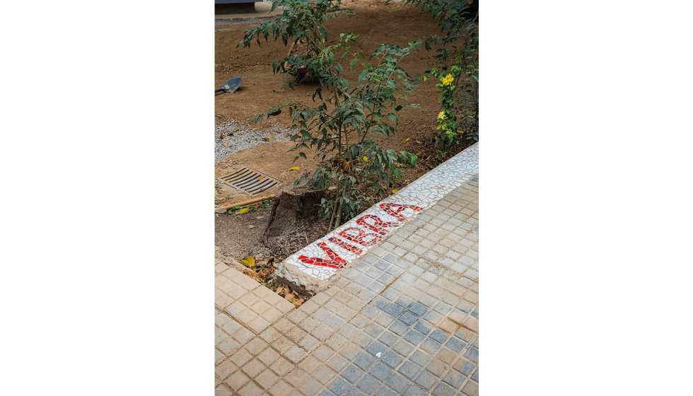 Detalle del mosaico que anuncia el proyecto Vibra, que se ha realizado a partir de azulejos originarios del edificio. Foto: Oriol Hausmann...