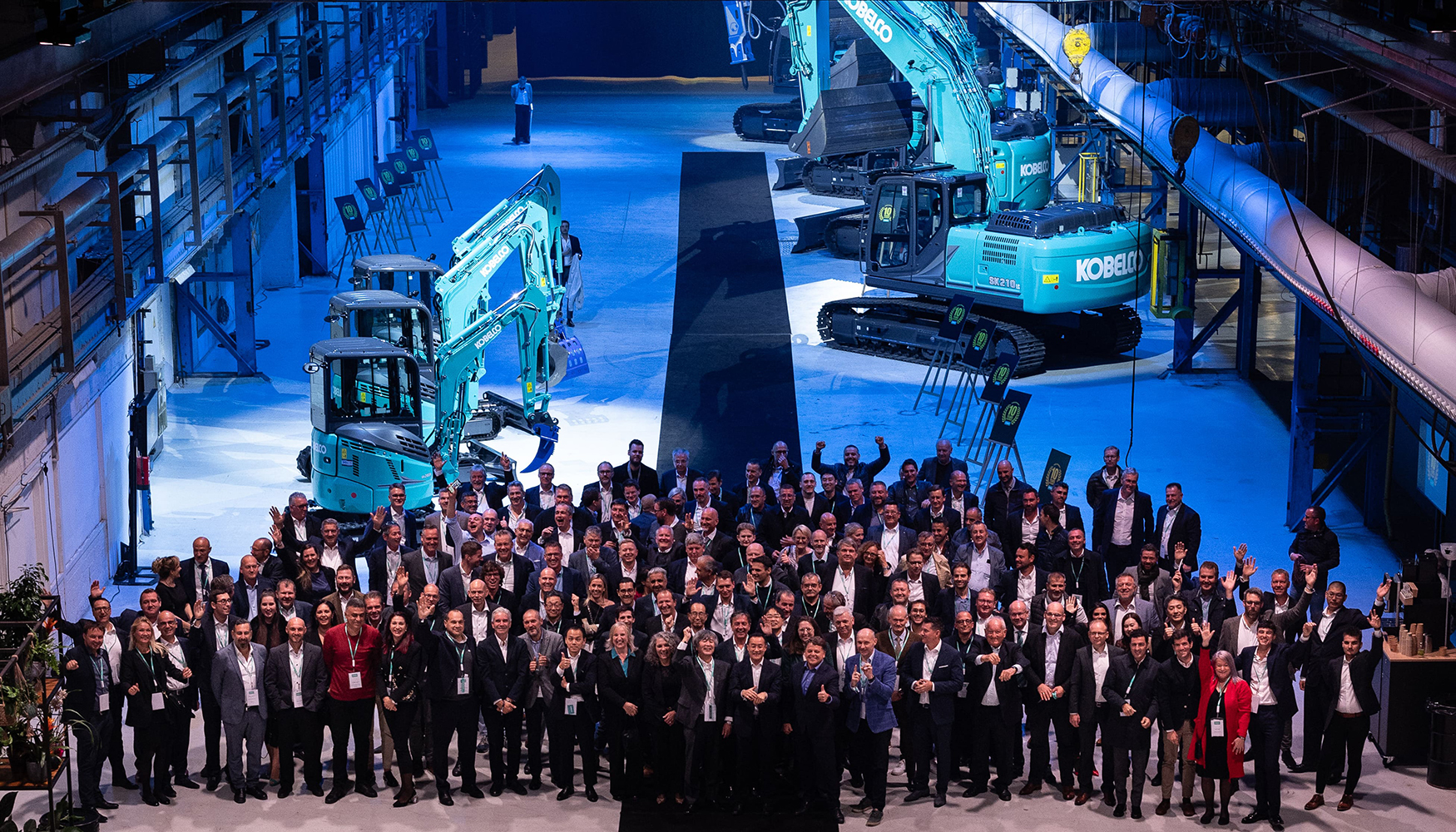 Foto de familia con los participantes en el acto del 10 aniversario de Kobelco Construction Machinery Europe B.V.