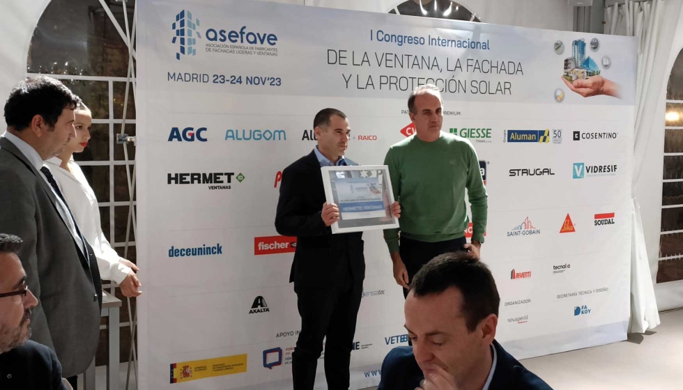 Aitor Gonzlez, gerente comercial de Hermet 10, recoge el premio entregado por Carlos Subas, vicepresidente segundo de Asefave...