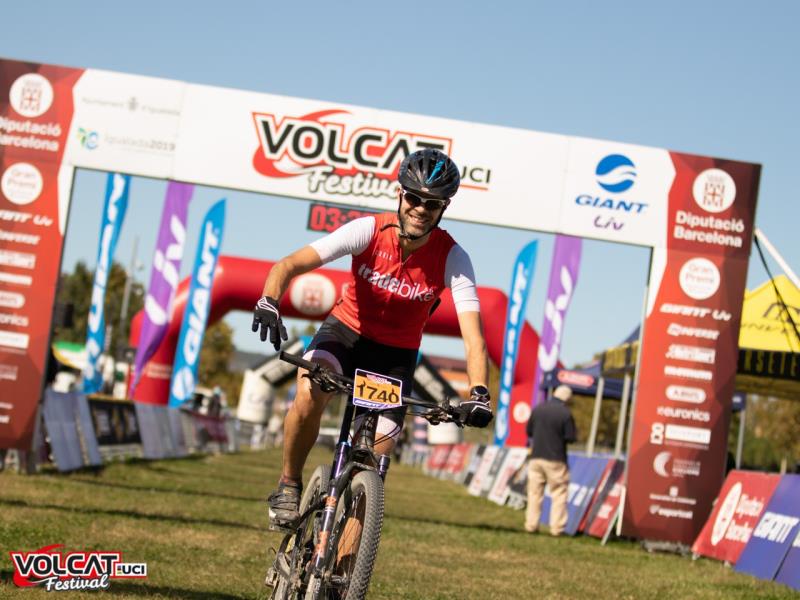 Albert Puyuelo, redactor de Tradebike, cruzando la meta