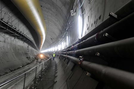 El nuevo tnel, que conecta las estaciones del AVE de Chamartn y Puerta de Atocha, tiene una longitud de 7,3 kilmetros...