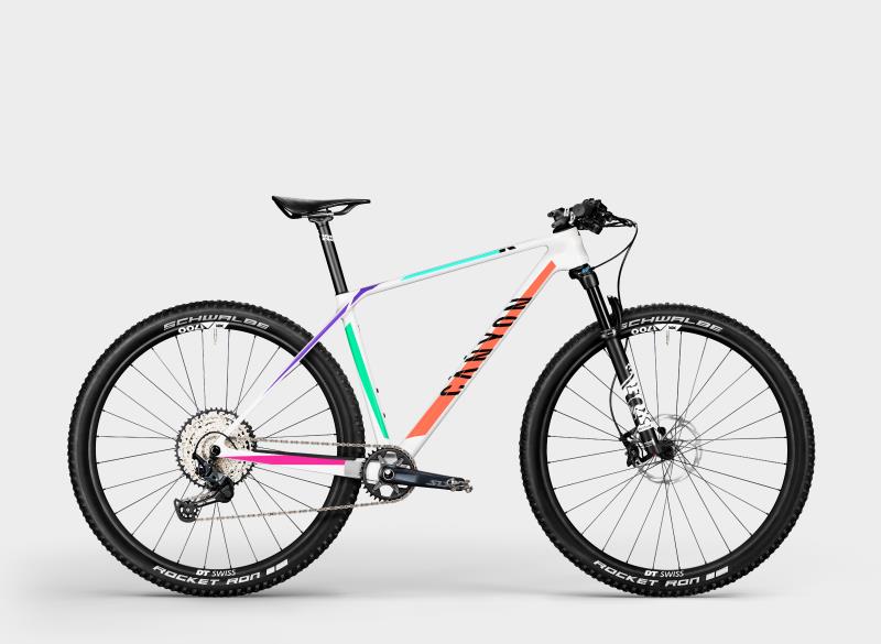 La Exceed CF 6 es el modelo de entrada por 2.299 , preparada para la competicin y con los colores del Canyon MTB Racing Team...