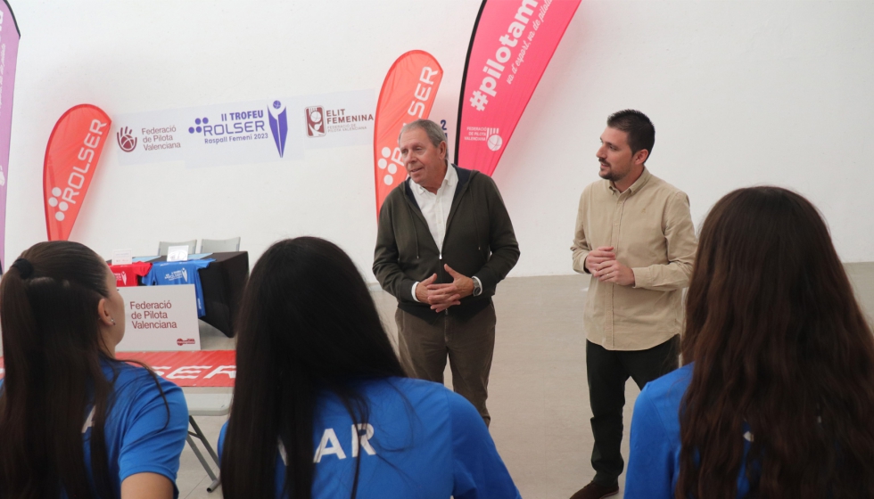 Joan Server, presidente ejecutivo de Rolser, y Santi Navarro, director deportivo de la FPV, saludando a las jugadoras...