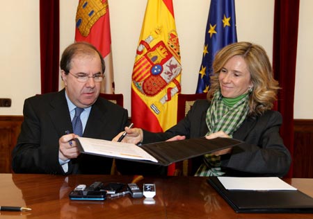 Juan Vicente Herrera, junto con la ministra de Ciencia e Innovacin, Cristina Garmendia, en la firma del convenio