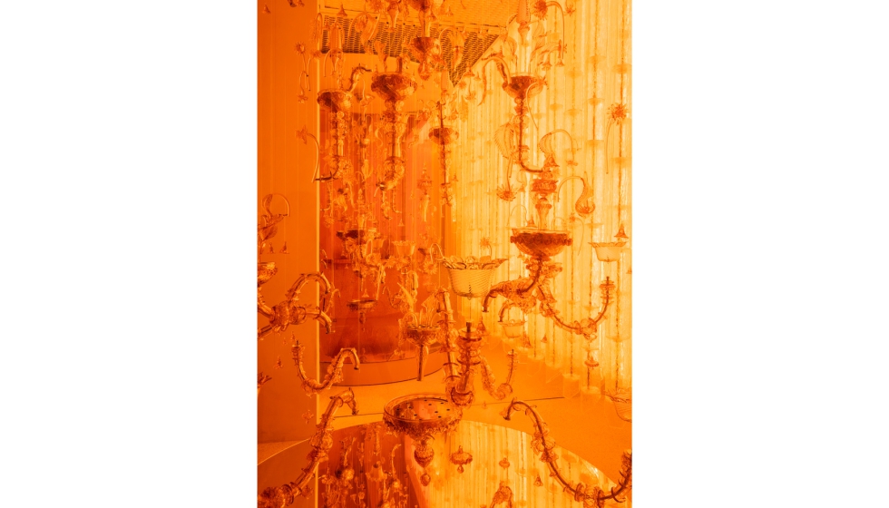 Imagen de la instalaci�n inmersiva de color naranja, en el escaparate de la boutique de Barovier&Toso en Venecia