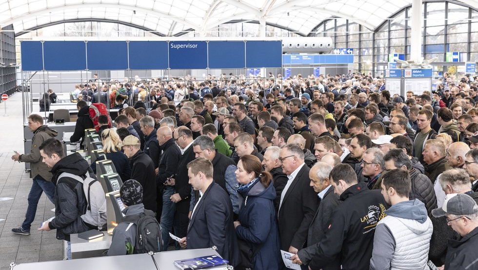 Aglomera��o para aceder ao recinto de exposi��es de Hannover � primeira hora do dia