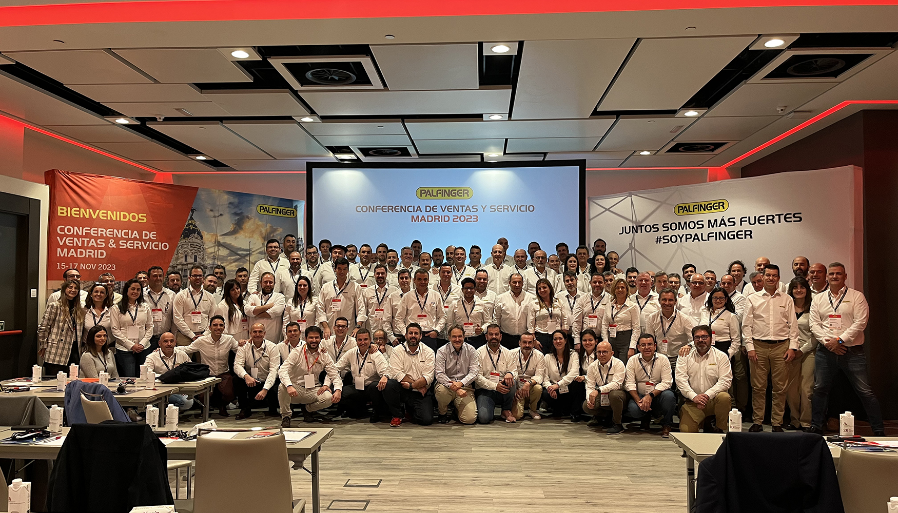 Foto de grupo com os participantes na Conferência de Vendas e Serviços 2023