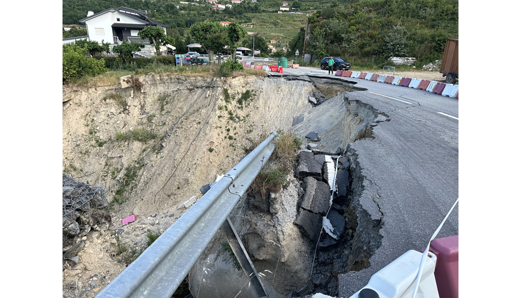 Desmoronamento da plataforma rodoviria