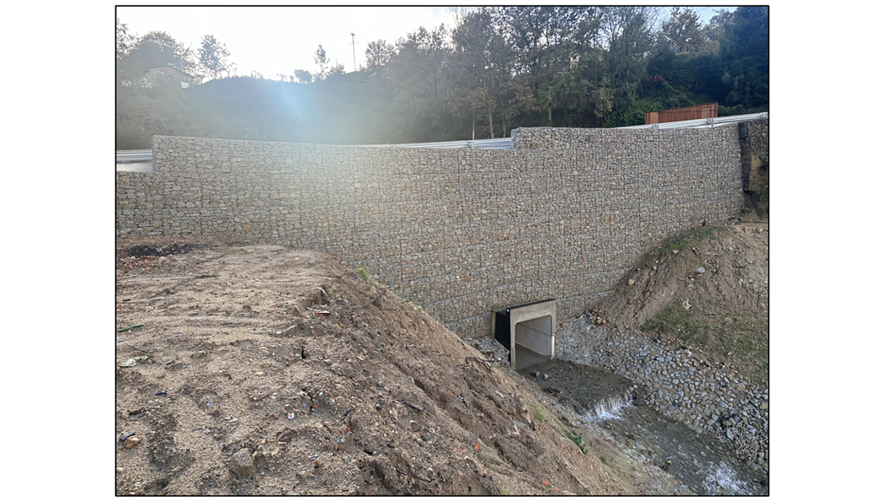 Acabamento do sistema Terramesh com a passagem da gua