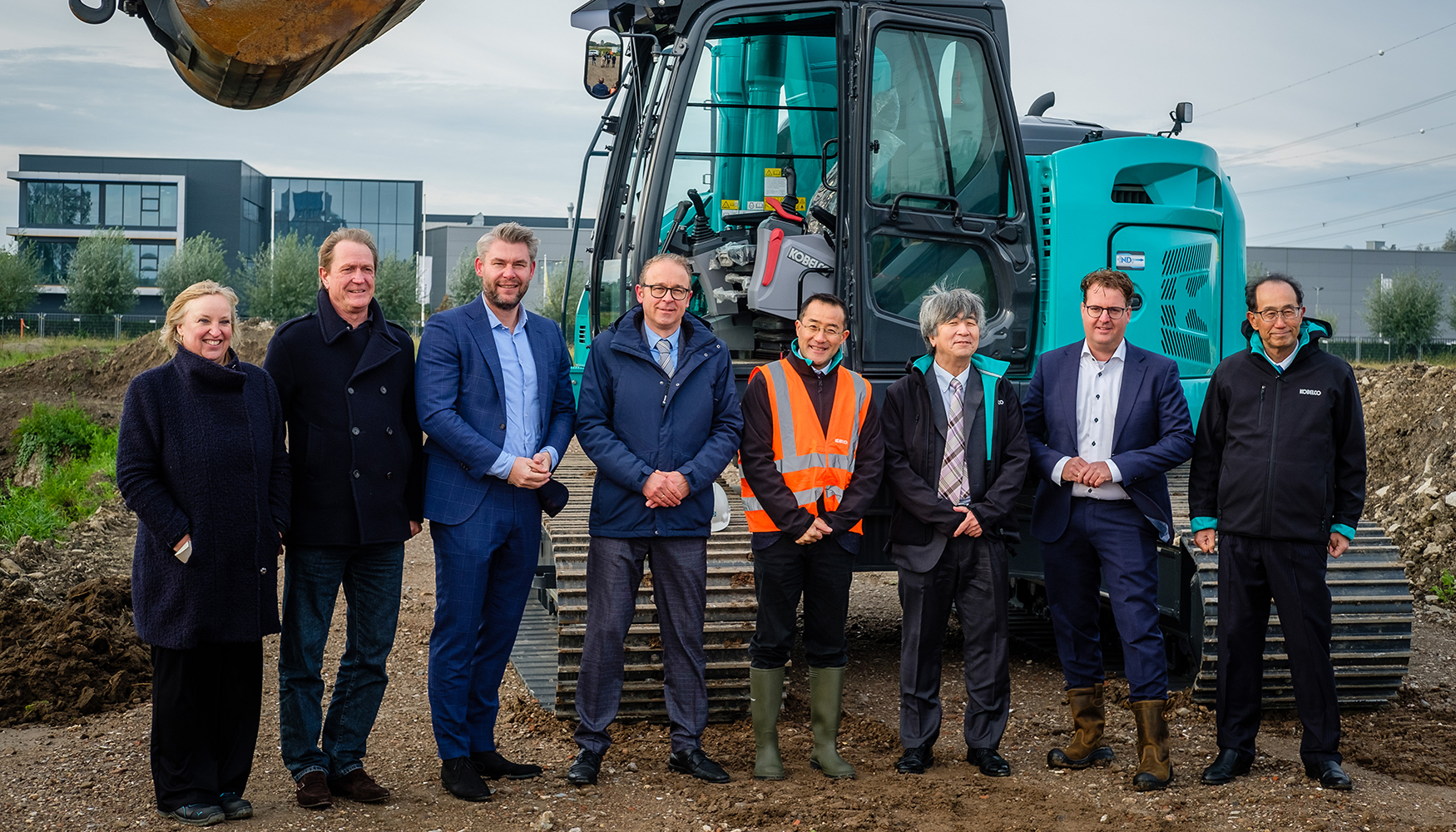 Personalidades durante el acto oficial de inicio de las obras de la nueva sede de Kobelco Construction Machinery Europe B.V...