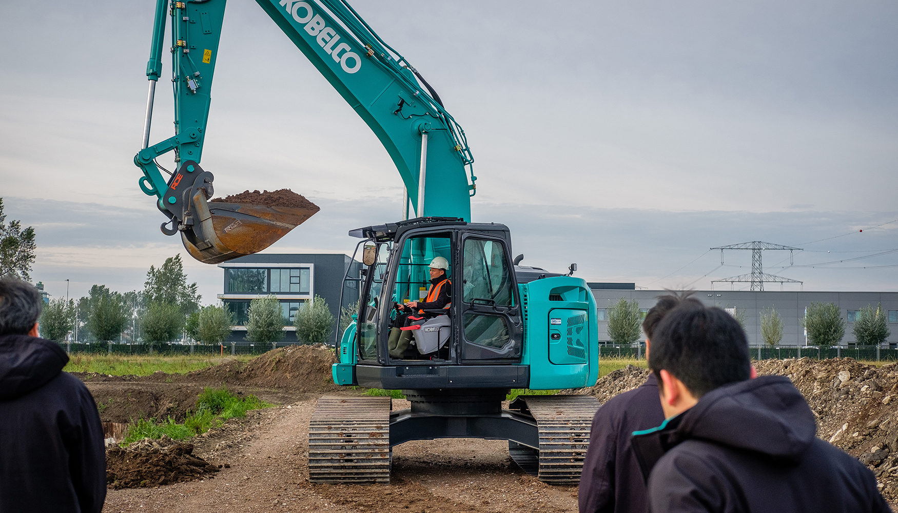 Makoto Kato, director general de KCME, a los mandos de una excavadora Kobelco SK270SRLC-7 durante los primeros trabajos de cimentacin...