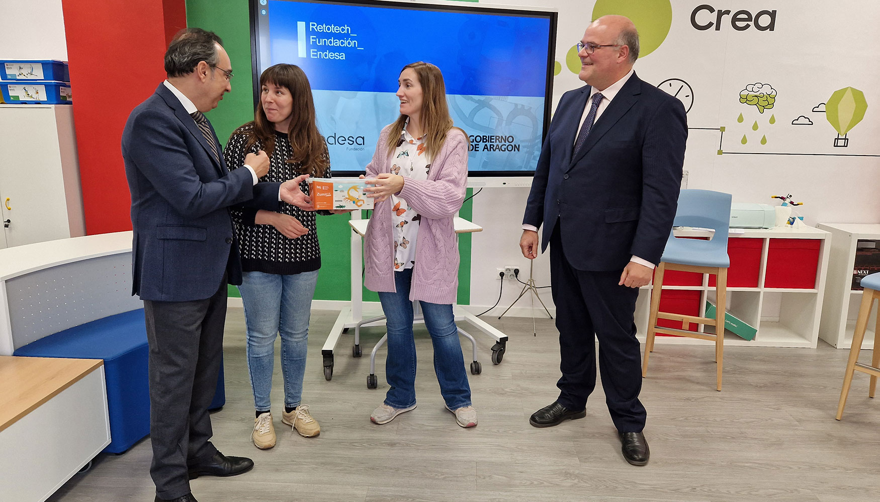 Jos Mara Cabello, a la derecha de la imagen, en la entrega de los kits de robtica a las representantes del CEIP Hispanidad de Zaragoza...