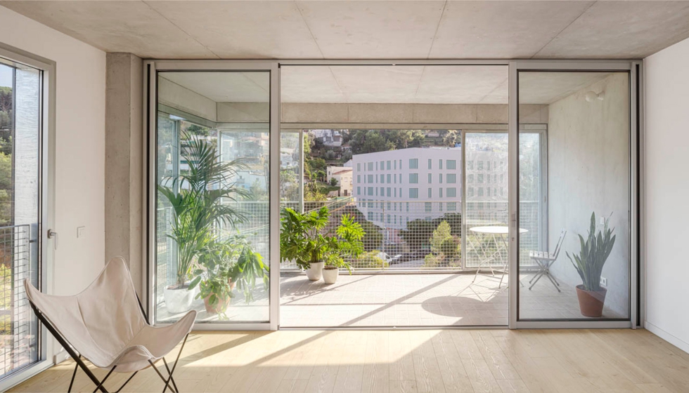 Las viviendas incorporan un espacio intermedio tipo terraza-galera de 13 m2, que cuenta con correderas Soleal 55 de Technal. Fotografa: Adri Goula...