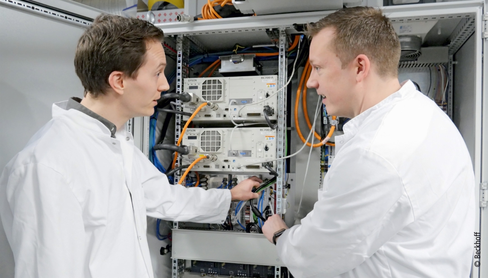 Rune Callesen (izquierda), jefe del departamento de automatizacin de Elos Medtech, y Rasmus Jensen (derecha)...
