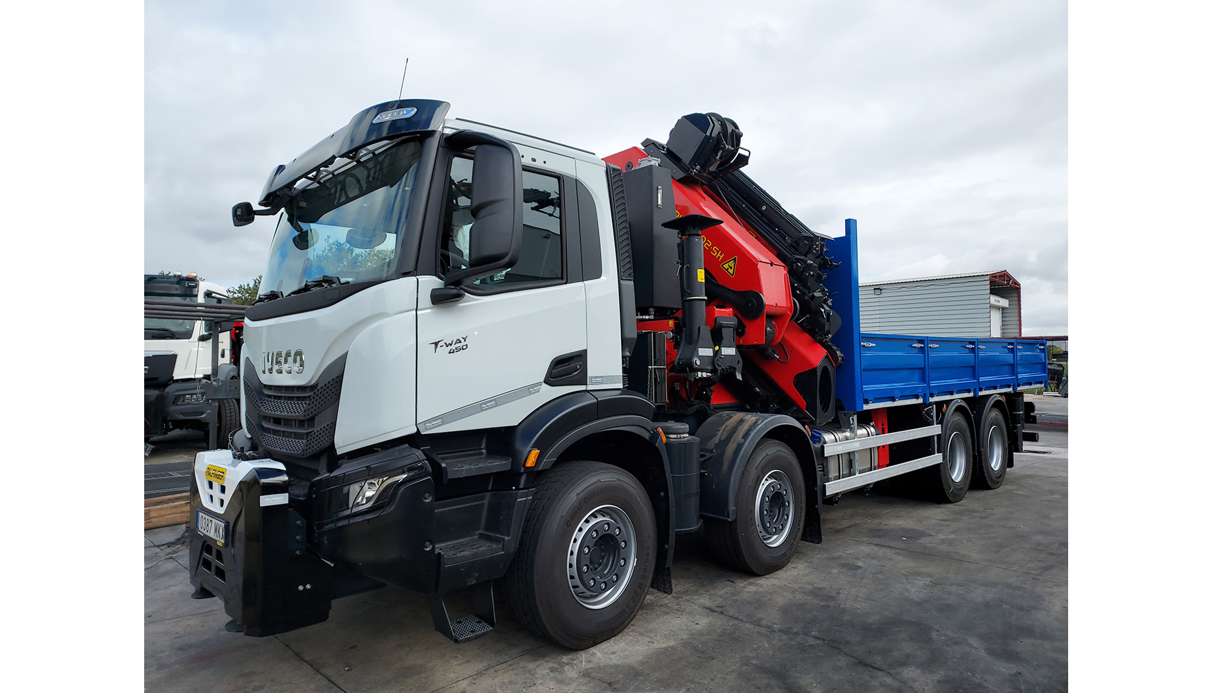 La gra est Est montada sobre camin Iveco T-WAY AD41OT45