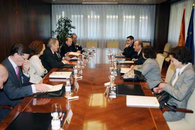 Momento de la reuni�n mantenida entre el ministro de Industria y los representantes de la Fundaci�n I+E e Invest in Spain...