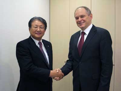 Shiro Kondo (izquierda), director general de Ricoh, y Bernhard Scheier, director general de Heidelberg