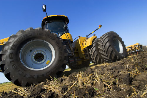 Tractor of high power equipped with tire Michelin AxioBib