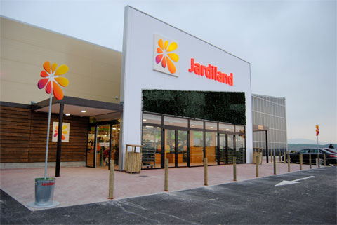 Fachada del nuevo centro de Jardiland en Pamplona