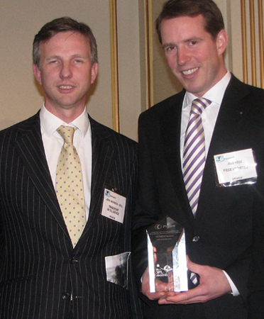 El premiado, a la izquierda, junto a John Manners-Bell, de Transport Intelligence, tras recibir el galardn