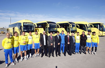 El equipo del Villarreal CF pos ante la nueva flota de 5 autobuses