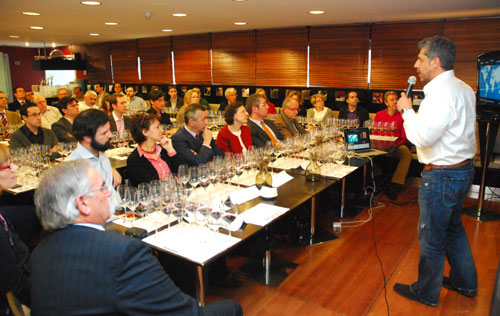 Pancho Campo, presidente de 'The Wine Academy of Spain', durante la cata que tuvo lugar en la tienda madrilea Lavinia