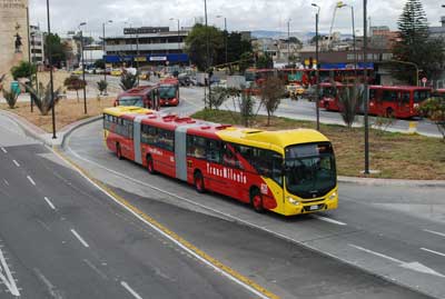 En Bogot est operativa una nueva red llamada Trans-Milenio formada por autobuses modernos con carril propio. Foto: Carlos F Pardo...