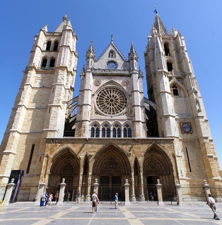 El equipo de la doctora Villegas ha estudiado las vidrieras de la catedral de Len, de Vitoria y de Sevilla...