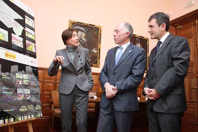 Ana Perpi, directora de Produccin de Sepes, con Pedro Saura y Heliodoro Gallego