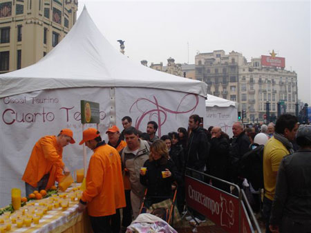 La segunda 'Gran Naranjada Fallera' contar con el reparto gratuito de 8.000 degustaciones de zumo de naranja natural procedentes de 1...
