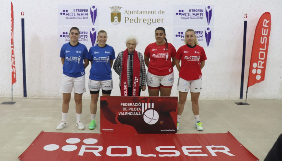 Las finalistas de la categora A con Emilia Gmez, homenajeada durante el torneo