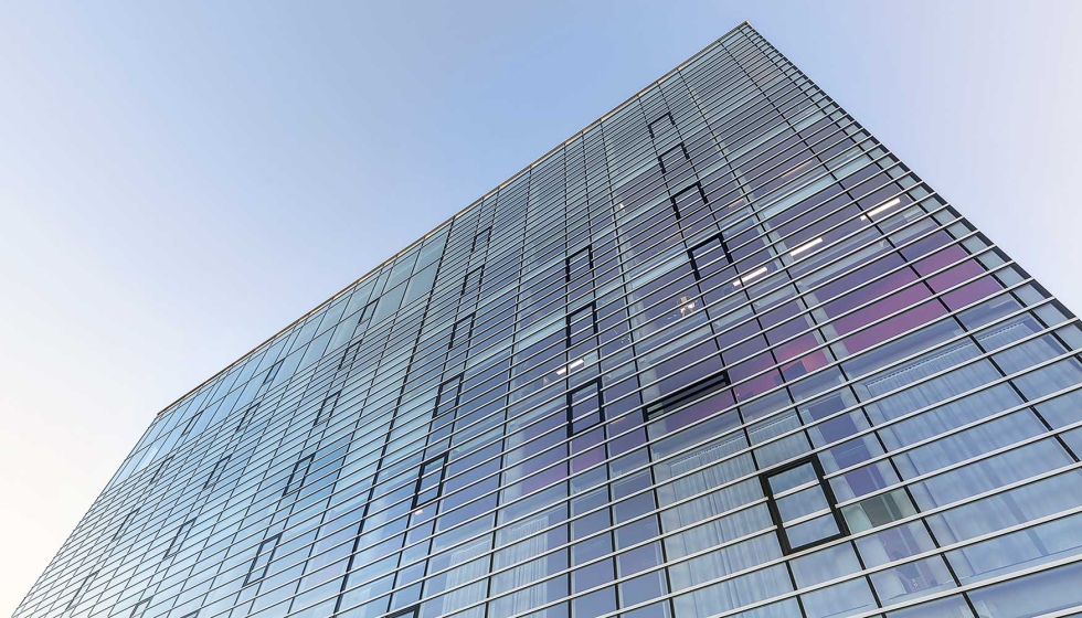La nueva fachada de Cortizo permite el empleo de vidrios de mayores dimensiones y pesos