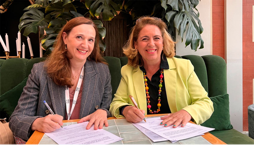 De izquierda a derecha, Isabel Goyena, directora de Envalora, y Alicia Garca-Franco, directora general de la FER...