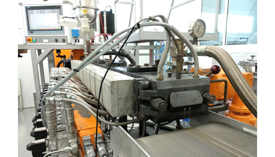 Extrusoras de planta piloto de AIMPLAS empleadas en los procesos de reciclado termomecnico textil